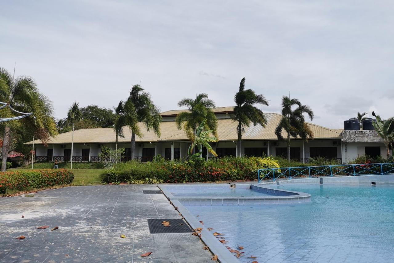 Oyo 89972 Borneo Paradise Beach Hotel Kinarut Exterior photo
