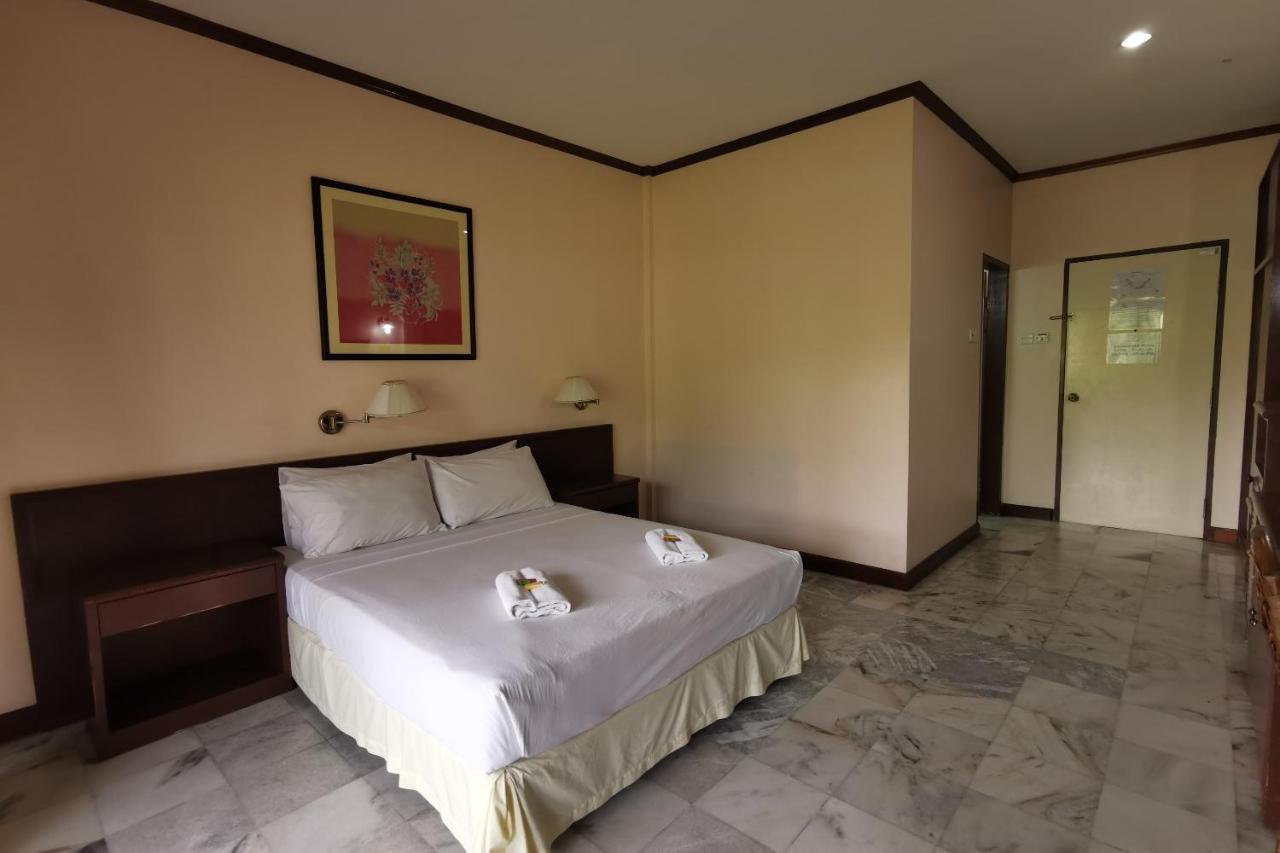 Oyo 89972 Borneo Paradise Beach Hotel Kinarut Exterior photo