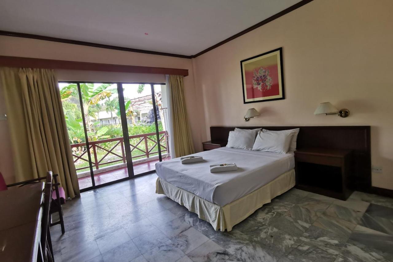 Oyo 89972 Borneo Paradise Beach Hotel Kinarut Exterior photo